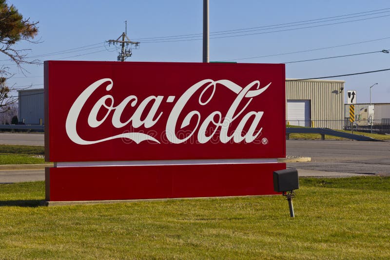 Pi Wayne, DEDANS - vers en décembre 2015 : Mise en bouteilles de Coca-Cola photographie stock libre de droits Pi Wayne, DEDANS - vers en décembre 2015 : Mise en bouteilles de Coca-Cola photographie stock libre de droits