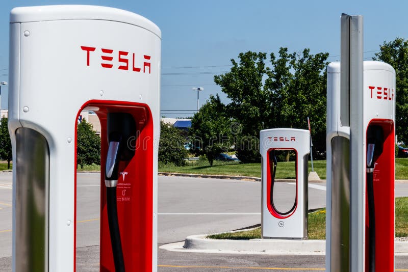 Pi Wayne - vers en juin 2018 : Station de surchauffeur de Tesla Le surchauffeur offre rapidement la recharge du modèle S et du mo. Station de surchauffeur de Tesla Le surchauffeur offre rapidement la recharge des véhicules électriques de X de modèle S et modèle VIII