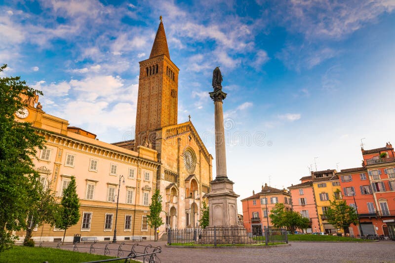 Piacenza, mittelalterliche Stadt, Italien Piazza Duomo im Stadtzentrum mit der Kathedrale von Santa Maria Assunta und von Santa G stockbild Piacenza, mittelalterliche Stadt, Italien Piazza Duomo im Stadtzentrum mit der Kathedrale von Santa Maria Assunta und von Santa G stockbild