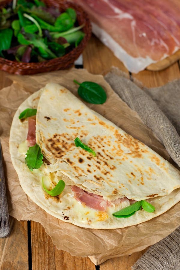 Piadina Italiano Del Flatbread Con Il Che Del Prosciutto E Della