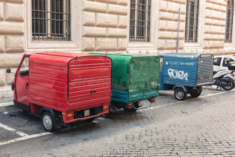 Piaggio Ape 50 Un Véhicule Utilitaire Léger à Trois Roues En Italie Image  stock éditorial - Image du rouge, moteur: 219982254