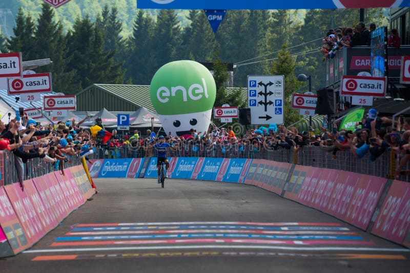 Piancavallo, Italie le 26 mai 2017 : Mikel Landa, équipe de ciel, passent la ligne d'arrivée et gagnent photos libres de droits Piancavallo, Italie le 26 mai 2017 : Mikel Landa, équipe de ciel, passent la ligne d'arrivée et gagnent photos libres de droits