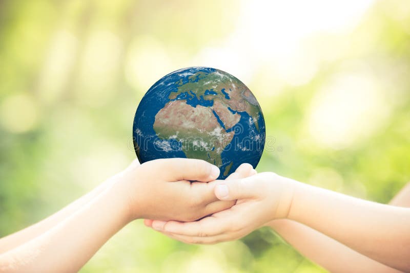 Pianeta della terra della tenuta del bambino in mani immagini stock libere da diritti Pianeta della terra della tenuta del bambino in mani immagini stock libere da diritti