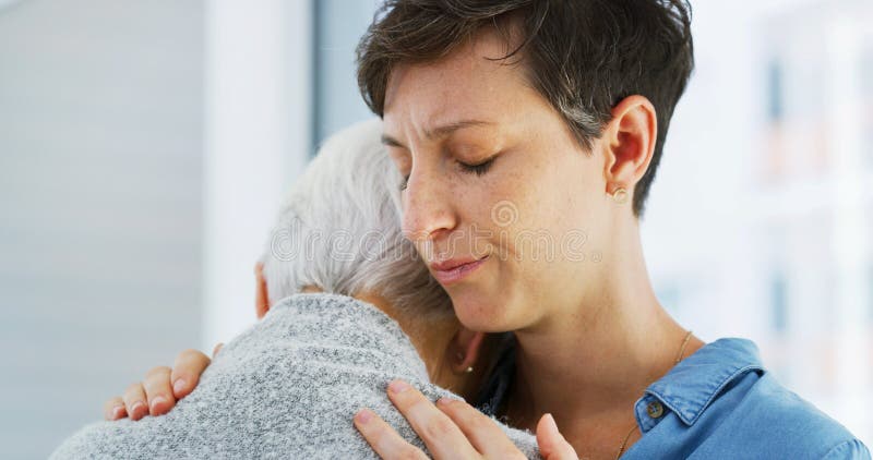 Piangere conforto e donna abbracciare madre anziana in pensione per il dolore o la perdita. Amore triste e donne immagine stock libera da diritti