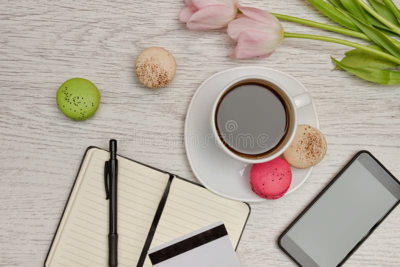 Pianificazione degli affari Tazza di caffè con il dessert, un blocco note, una carta di credito ed il telefono cellulare fotografia stock Pianificazione degli affari Tazza di caffè con il dessert, un blocco note, una carta di credito ed il telefono cellulare fotografia stock