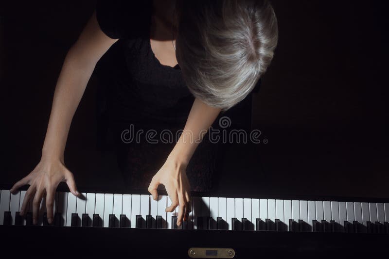 Jogo Das Mãos Do Pianista Da Música Do Piano Detalhes Do Piano De Cauda Do  Instrumento Musical Com Mão Do Executor No Fundo Branc Foto de Stock -  Imagem de melodia, pianista