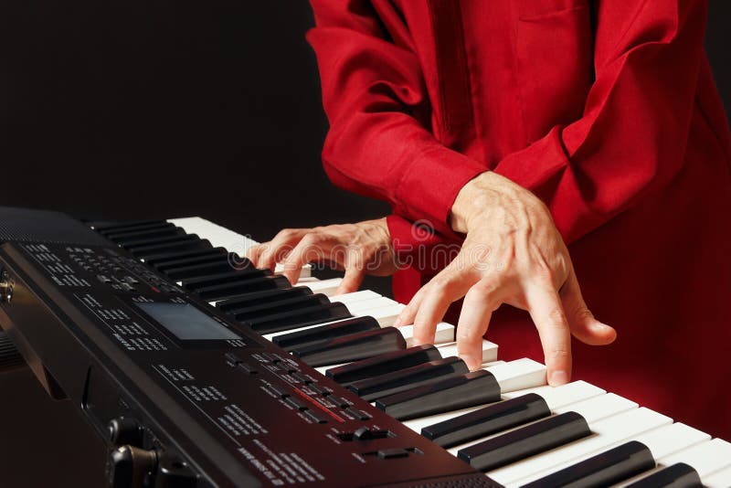 Entrega O Jogo Do Piano Ao Ler Folhas De Música Foto de Stock - Imagem de  chaves, executor: 113132772