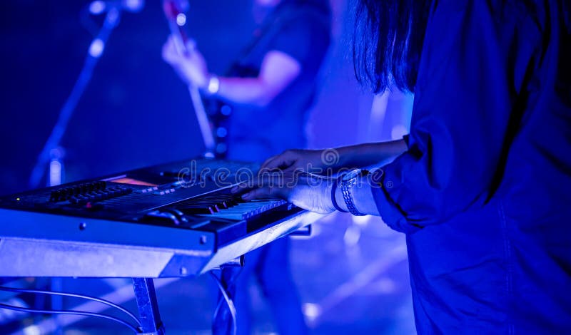 Pianista que juega el piano eléctrico en concierto en la noche, concep de la música imágenes de archivo libres de regalías Pianista que juega el piano eléctrico en concierto en la noche, concep de la música imágenes de archivo libres de regalías