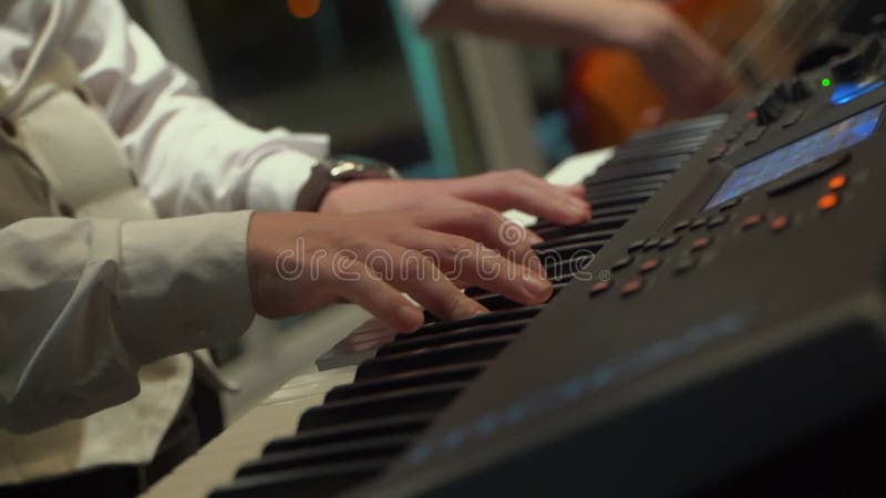 Pianista suona musica con sintetizzatore di pianoforte. compositore musicale per ripetizione di concerti.