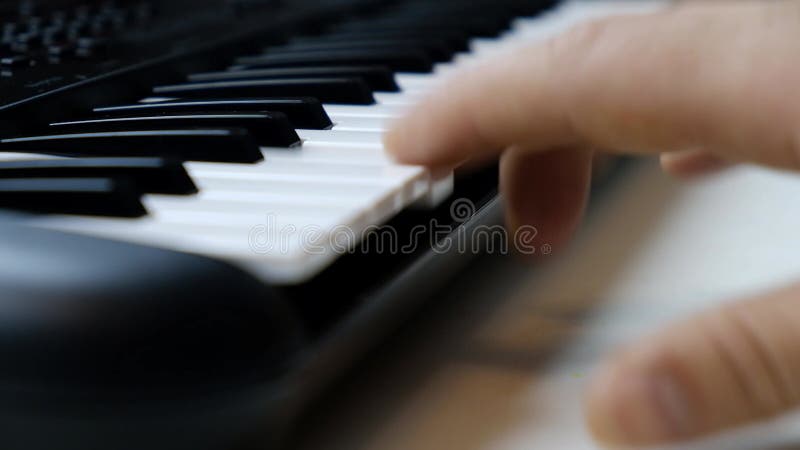 Jogo Do Piano Homem Na Metade-volta Silhueta Movimento Lento Filme