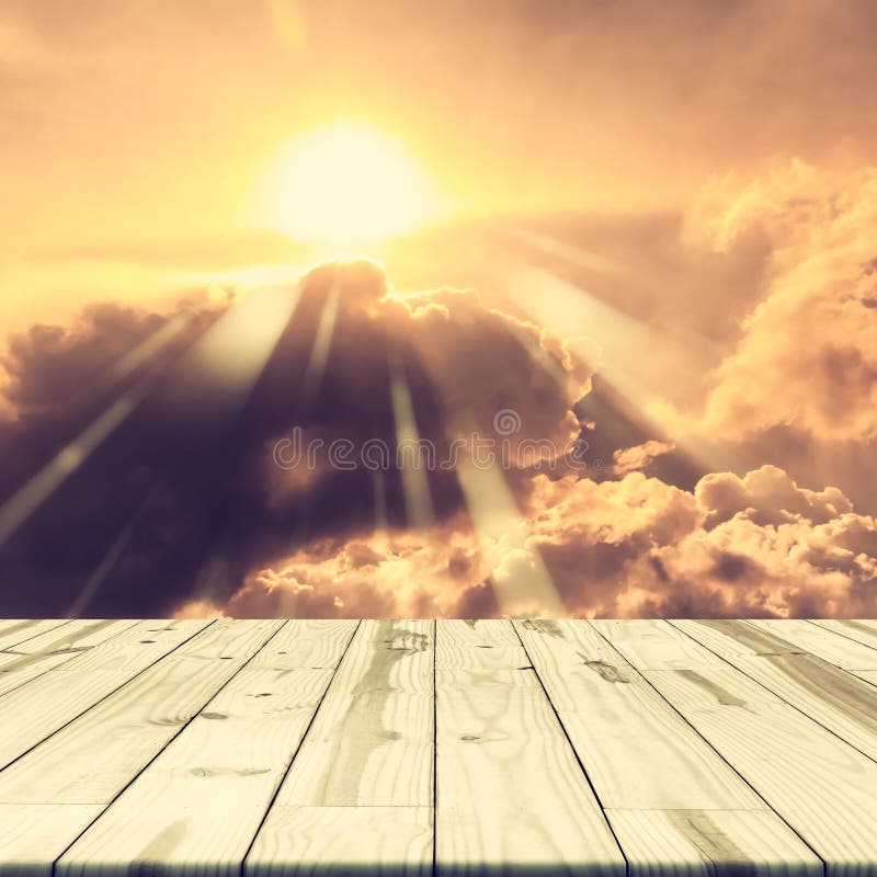 Piano d'appoggio di legno sul cielo dorato fotografia stock libera da diritti Piano d'appoggio di legno sul cielo dorato fotografia stock libera da diritti