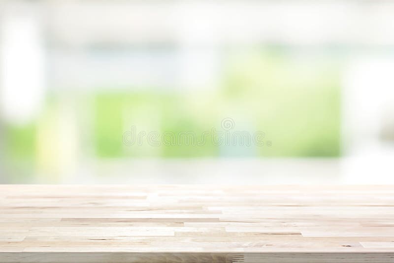 Piano d'appoggio di legno sul fondo verde bianco della finestra della cucina della sfuocatura Piano d'appoggio di legno sul fondo verde bianco della finestra della cucina della sfuocatura