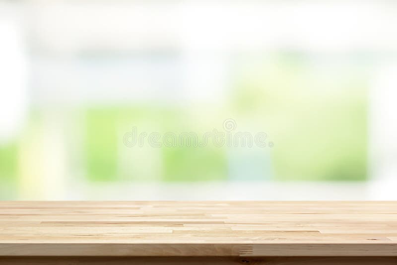 Piano d'appoggio di legno sul fondo verde bianco della finestra della cucina della sfuocatura