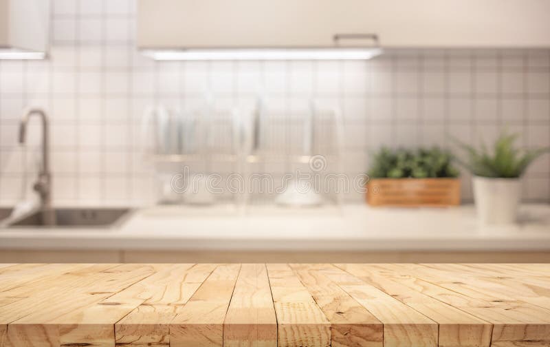 Piano d'appoggio di legno sul roombackground del contatore di cucina della sfuocatura