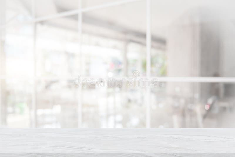 Piano d'appoggio di marmo bianco sulla caffetteria della sfuocatura fotografia stock libera da diritti Piano d'appoggio di marmo bianco sulla caffetteria della sfuocatura fotografia stock libera da diritti