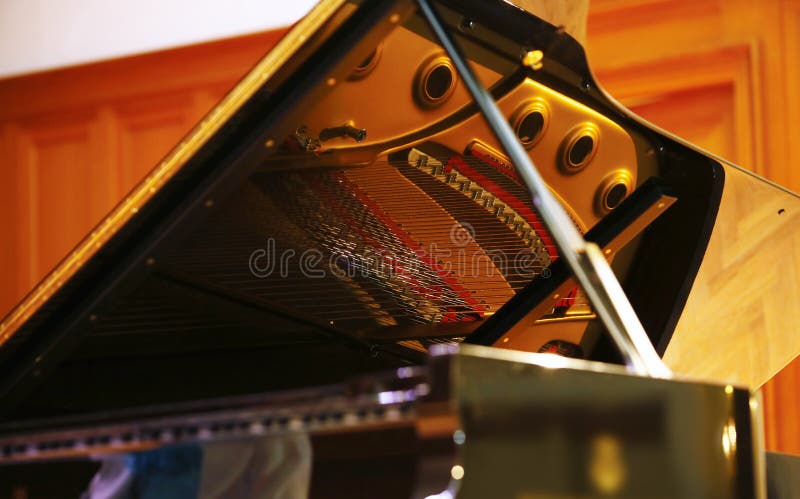 Piano De Cauda Com A Tampa Aberta Imagem de Stock Imagem