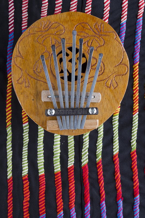 Piano del pollice di Kalimba della noce di cocco fotografia stock Piano del pollice di Kalimba della noce di cocco fotografia stock