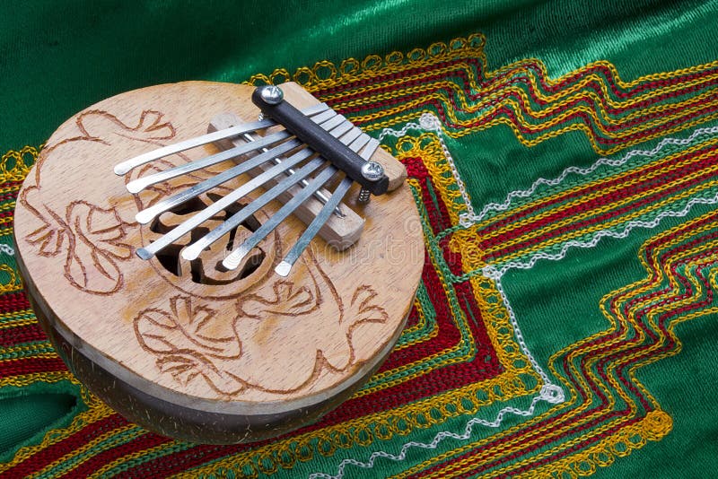 Piano del pollice di Kalimba della noce di cocco fotografie stock Piano del pollice di Kalimba della noce di cocco fotografie stock