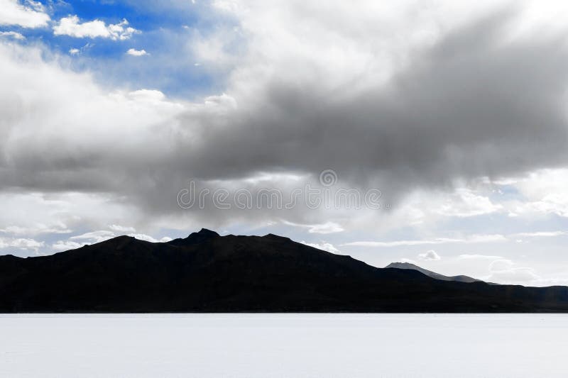 Piano del sale di Uyuni - Salar de Uyuni - più grande piano del sale del mondo fotografia stock Piano del sale di Uyuni - Salar de Uyuni - più grande piano del sale del mondo fotografia stock