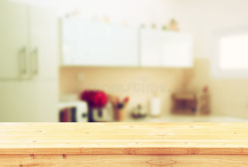 Piano di appoggio vuoto e retro fondo bianco defocused della cucina Piano di appoggio vuoto e retro fondo bianco defocused della cucina