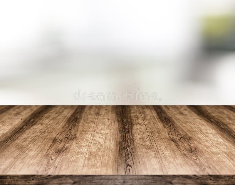 Piano di appoggio vuoto di legno davanti a fondo vago Può essere fotografie stock Piano di appoggio vuoto di legno davanti a fondo vago Può essere fotografie stock