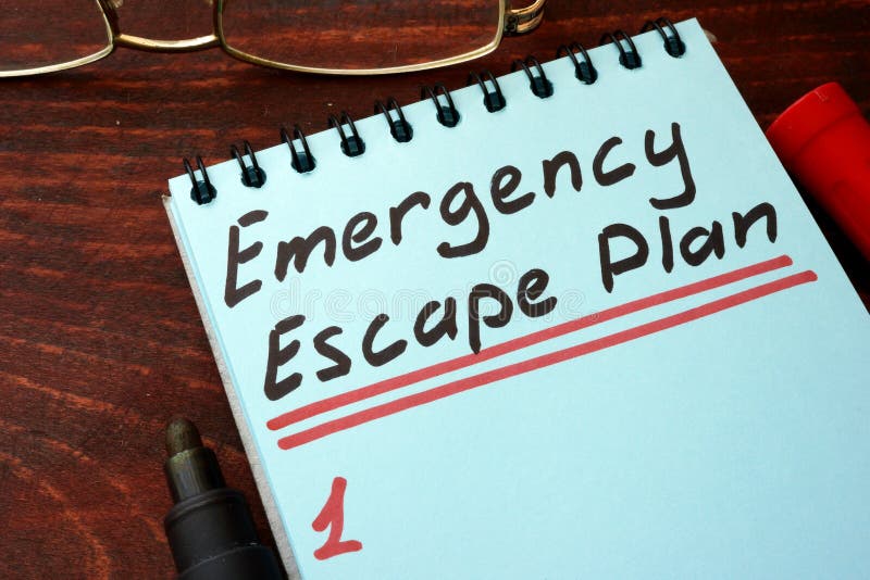 Piano di fuga di emergenza scritto su un blocco note