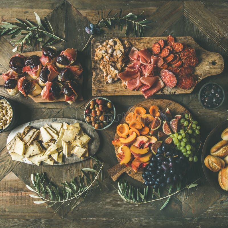 Piano-disposizione della festa, partito, insieme della tavola di cena della famiglia, il raccolto quadrato fotografie stock libere da diritti Piano-disposizione della festa, partito, insieme della tavola di cena della famiglia, il raccolto quadrato fotografie stock libere da diritti
