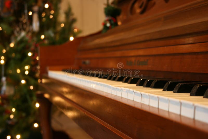 Fundo Na época Do Natal Uma Jovem Se Envolve Em Uma Aula De Piano
