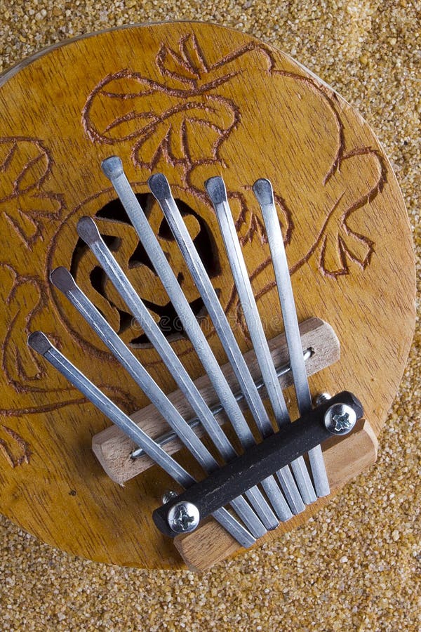 Piano do polegar de Kalimba do coco fotografia de stock royalty free Piano do polegar de Kalimba do coco fotografia de stock royalty free