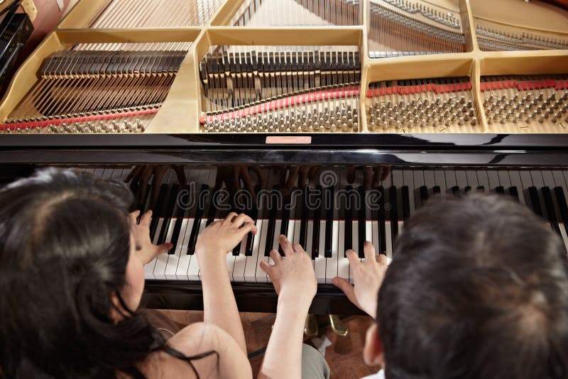 Jogo do piano foto de stock. Imagem de concerto, talento - 583958