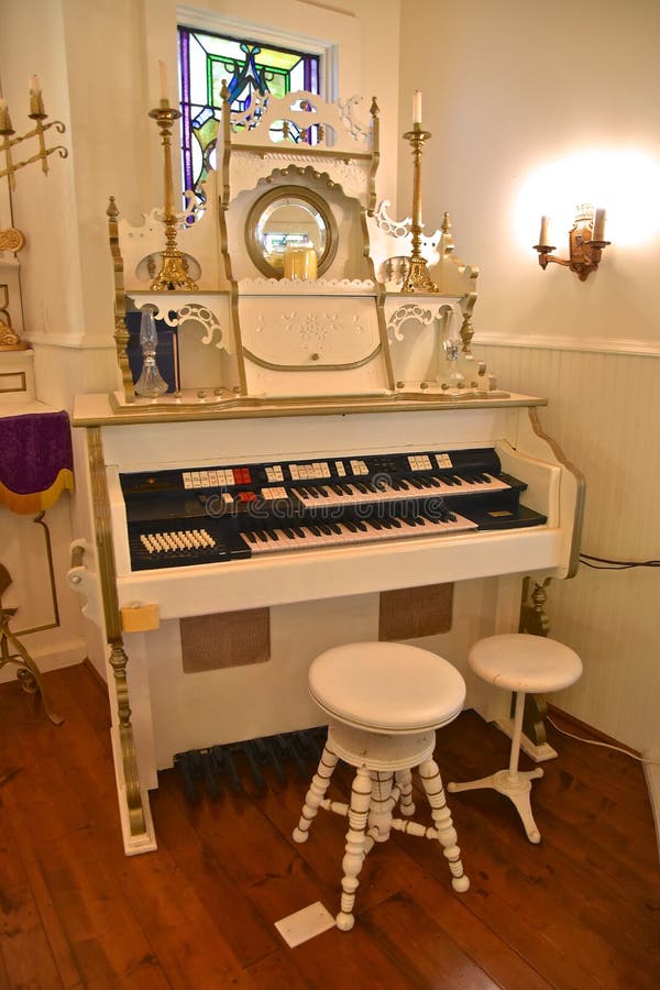 Piano electrónico blanco en una iglesia blanca fotos de archivo Piano electrónico blanco en una iglesia blanca fotos de archivo