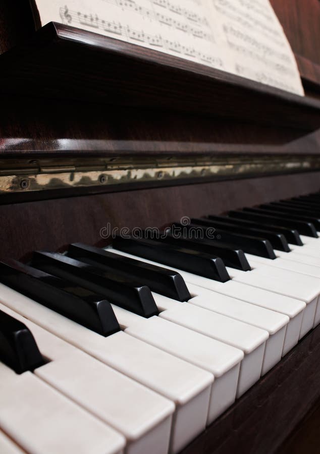 O Instrumento Do Teclado Da Música Do Piano Fecha a Chave Sadia Preta  Musical Do Jogo Que Joga a Antiguidade Clássica Grande Do M Foto de Stock -  Imagem de branco, chave