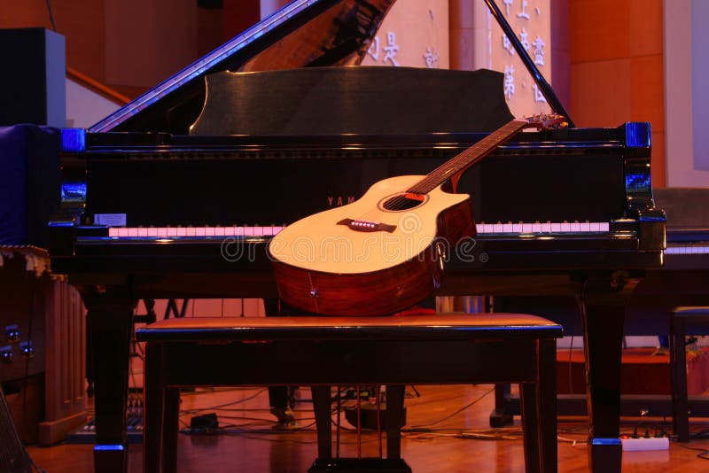 Piano and guitar stock image. Image of tone, snar, tangga 13552477