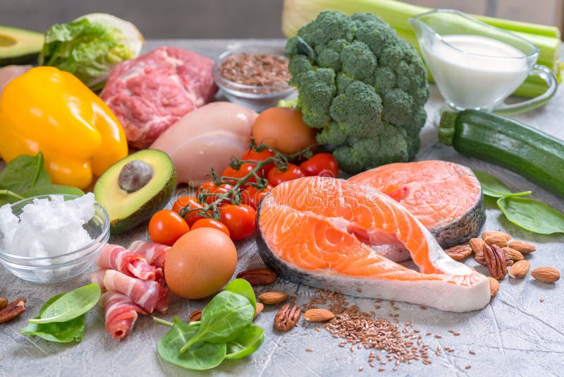 Piano ketogenic basso del pasto di dieta del carburatore cheto dell'alimento sano di cibo fotografie stock libere da diritti Piano ketogenic basso del pasto di dieta del carburatore cheto dell'alimento sano di cibo fotografie stock libere da diritti