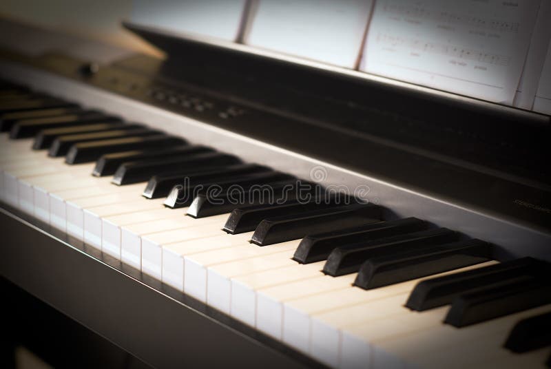 O Instrumento Do Teclado Da Música Do Piano Fecha a Chave Sadia Preta  Musical Do Jogo Que Joga a Antiguidade Clássica Grande Do M Foto de Stock -  Imagem de branco, chave