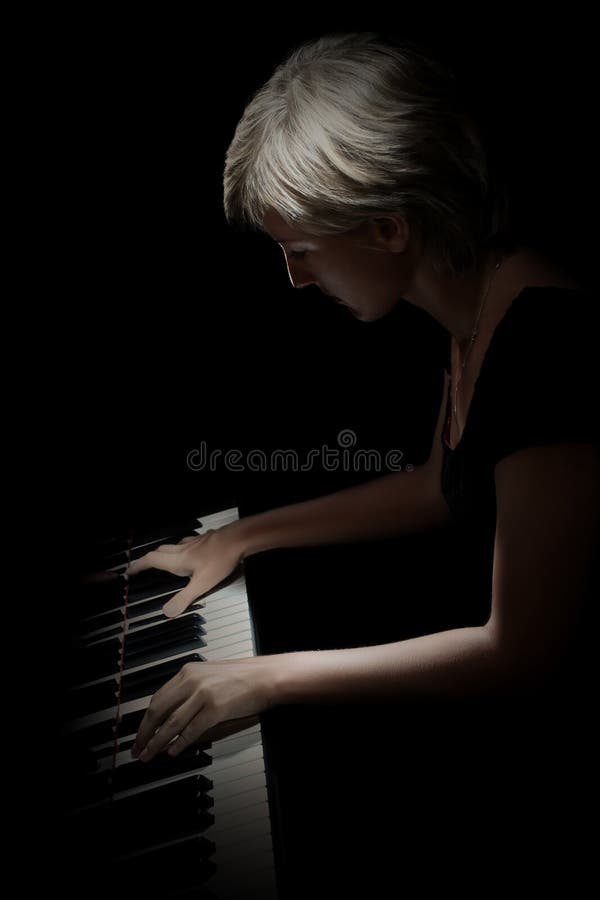 Look she plays the piano. Женщина за роялем фото со спины. Клещ играет на рояле.