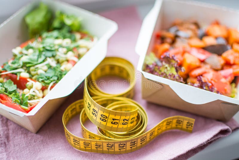 Piano sano di nutrizione Consegna quotidiana fresca dei pasti Alimento del ristorante per uno, verdura, carne e frutta in scatole fotografia stock Piano sano di nutrizione Consegna quotidiana fresca dei pasti Alimento del ristorante per uno, verdura, carne e frutta in scatole fotografia stock