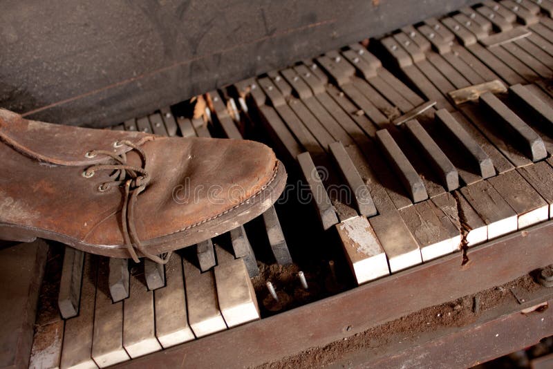 Piano Sucio Con El Zapato De Cuero Viejo Imagen de archivo - Imagen de viejo: 23901857