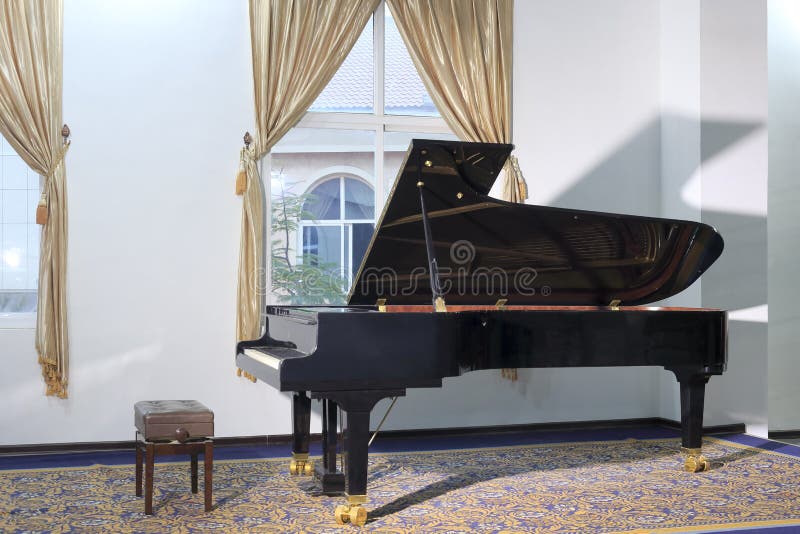 Pianoforte a coda nero immagini stock libere da diritti Pianoforte a coda nero immagini stock libere da diritti