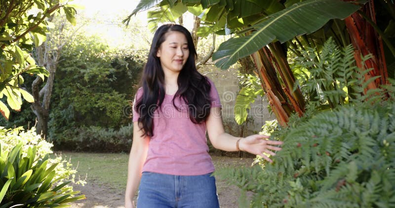 Piante da contatto e godersi la natura donna che esplora giardini all'aperto archivi video