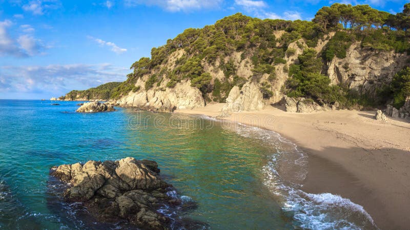 Piaskowata plaża w Lloret de Mar Costa brava morza zatoka Hiszpańska tropikalna kurort plaża Malowniczy wybrzeże w Hiszpania Cala zdjęcia stock Piaskowata plaża w Lloret de Mar Costa brava morza zatoka Hiszpańska tropikalna kurort plaża Malowniczy wybrzeże w Hiszpania Cala zdjęcia stock