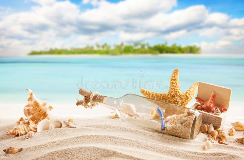 Piaskowata tropikalna plaża z wyspą na tle obrazy stock Piaskowata tropikalna plaża z wyspą na tle obrazy stock