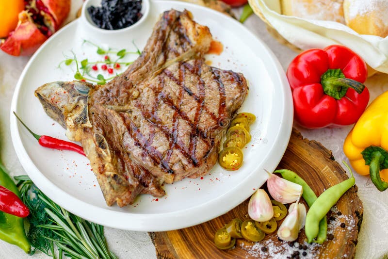 Piastra bianca con cipolle sottaceto e pepe di jalapeno immagini stock libere da diritti Piastra bianca con cipolle sottaceto e pepe di jalapeno immagini stock libere da diritti