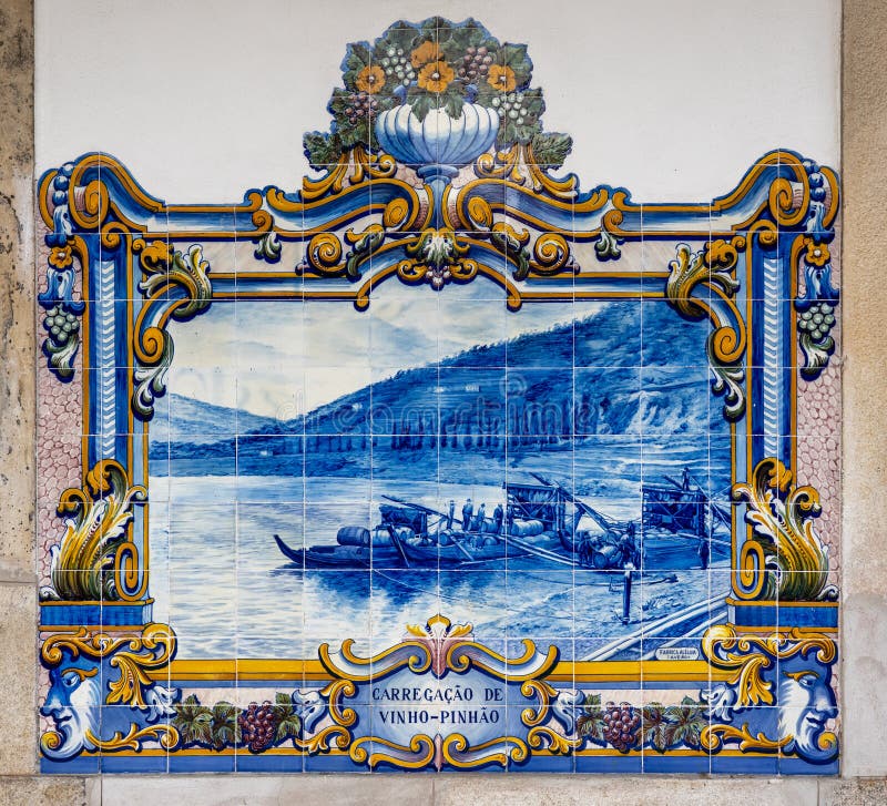 Piastrelle ceramiche nella stazione di Pinhao sono state realizzate ad Aveiro, in Portogallo, nel 1937 fotografia stock Piastrelle ceramiche nella stazione di Pinhao sono state realizzate ad Aveiro, in Portogallo, nel 1937 fotografia stock