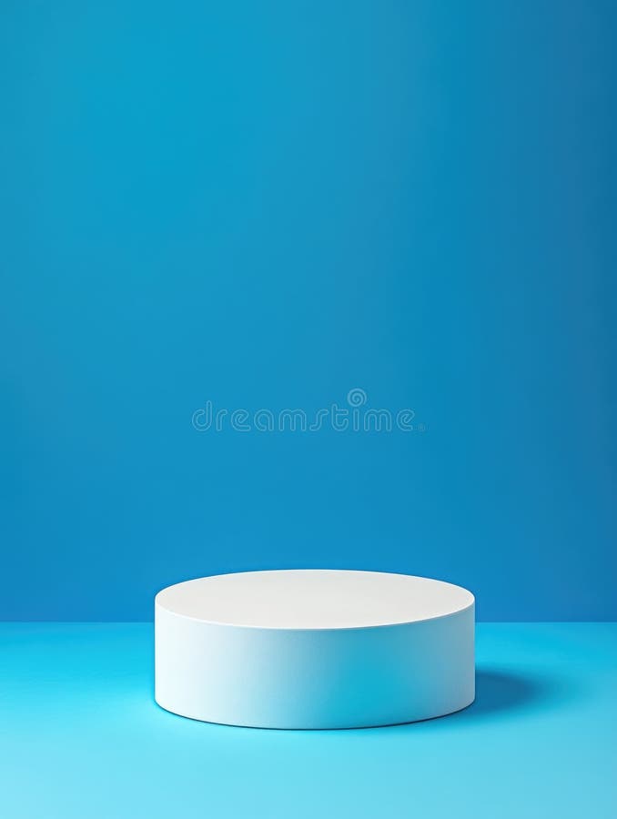 Piattaforma bianca sulla superficie blu fotografie stock libere da diritti