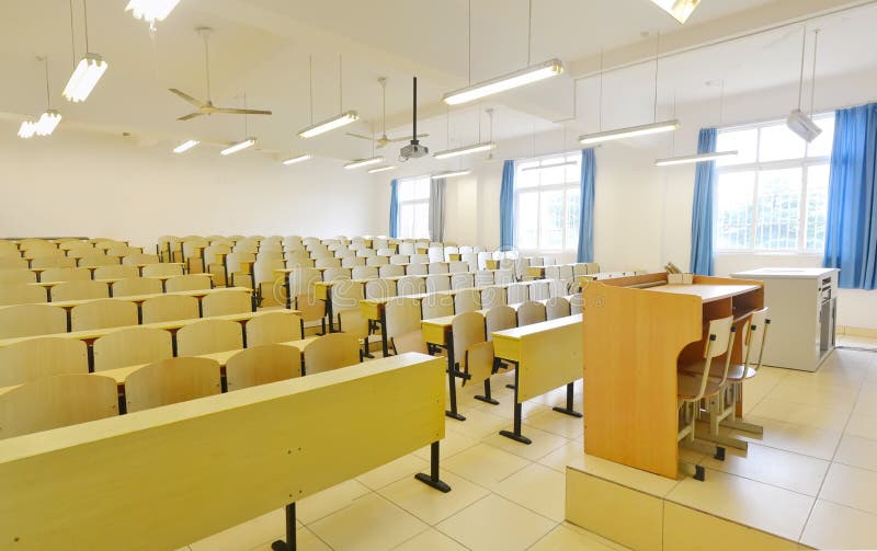 Aula con Piattaforma per l'Insegnante e Sedute Gialle fotografie stock