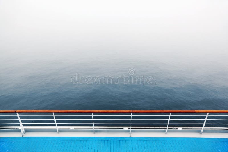 Piattaforma di passeggiata ed inferriata della nave da crociera fotografie stock libere da diritti Piattaforma di passeggiata ed inferriata della nave da crociera fotografie stock libere da diritti