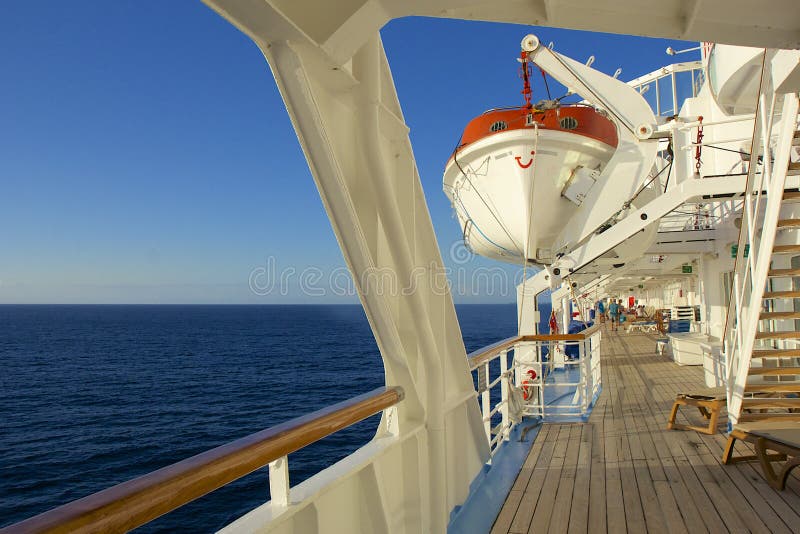 Piattaforma di passeggiata su una nave da crociera fotografia stock libera da diritti Piattaforma di passeggiata su una nave da crociera fotografia stock libera da diritti