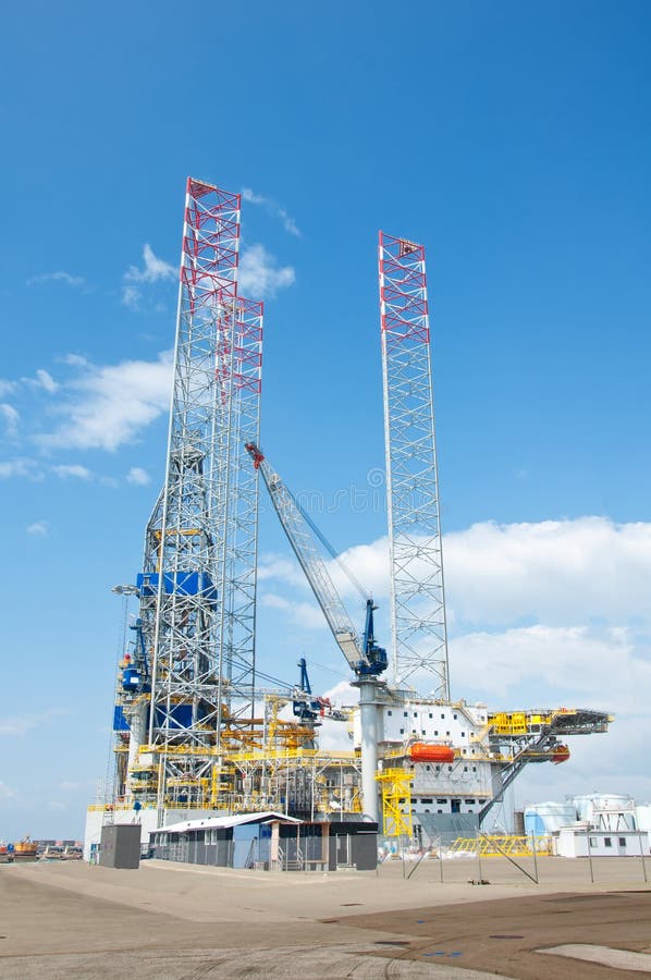 Piattaforma di perforazione in mare aperto dell'impianto offshore fotografie stock libere da diritti Piattaforma di perforazione in mare aperto dell'impianto offshore fotografie stock libere da diritti