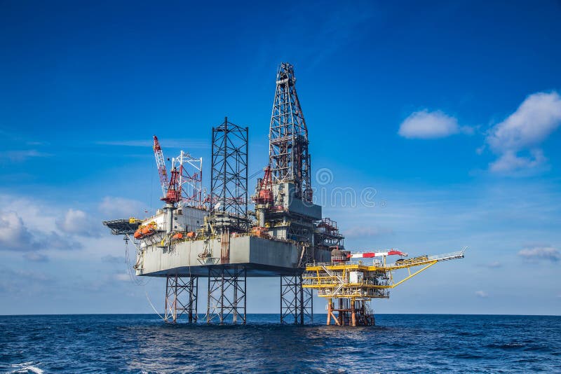 Piattaforma di produzione del gas e del petrolio marino mentre completamento bene su olio a
